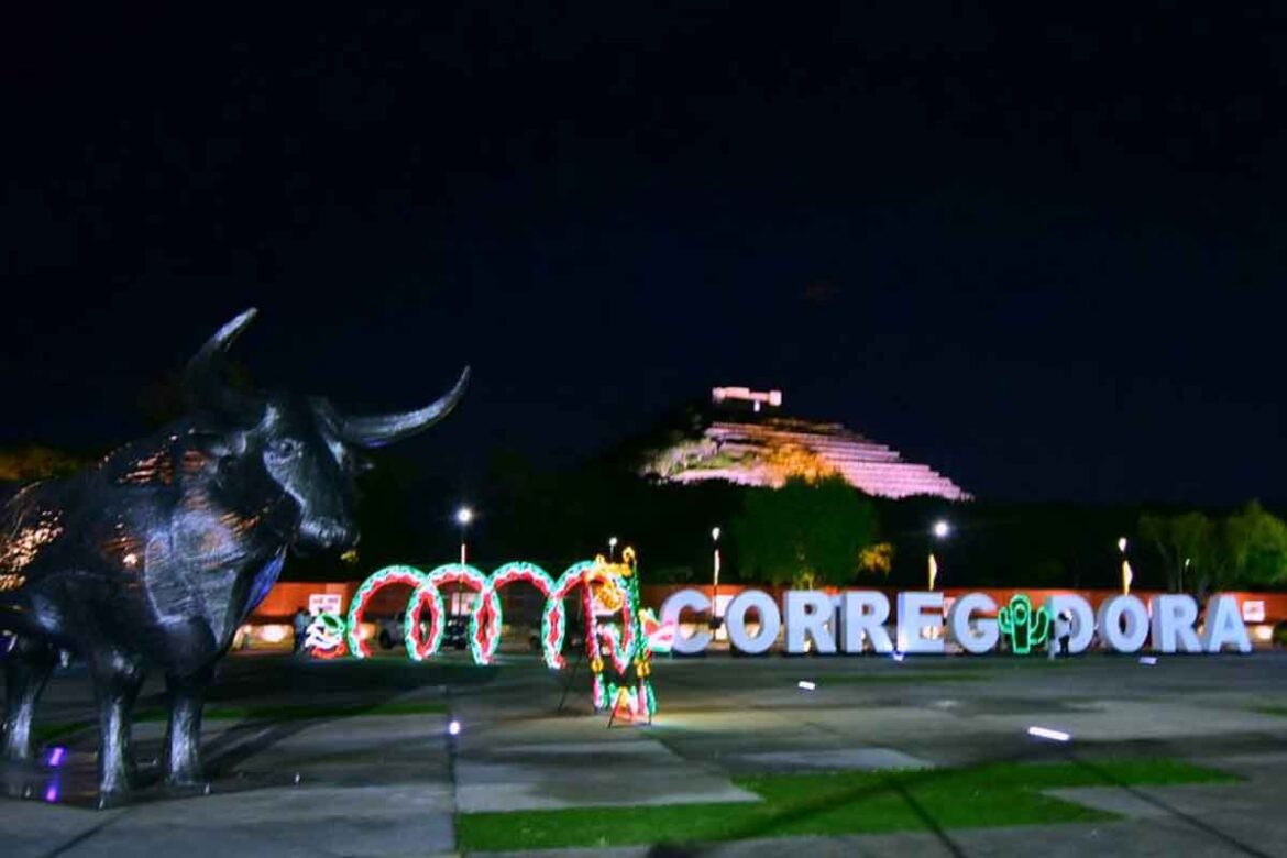 Adornos luminosos navideños decoran Corregidora