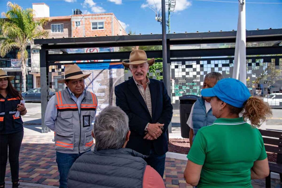 Enrique Vega entrega centro de transbordo