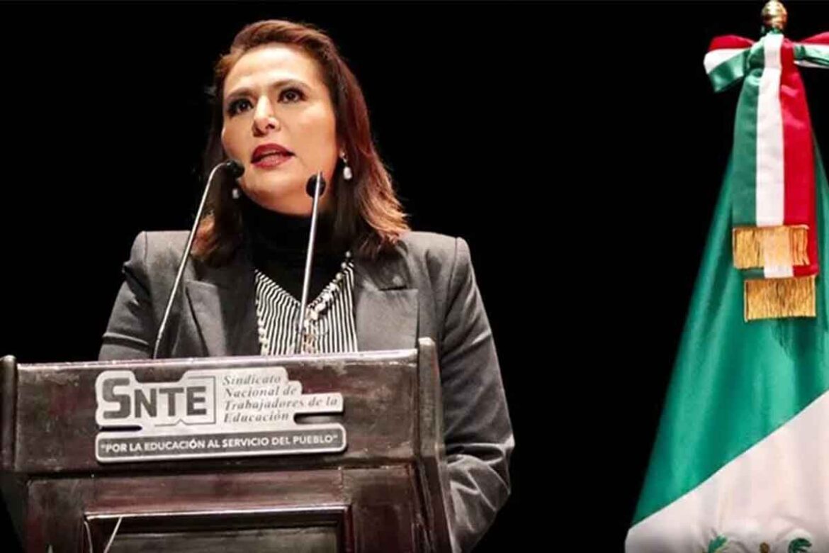 Secretaria de Educación encabeza entrega de Becas