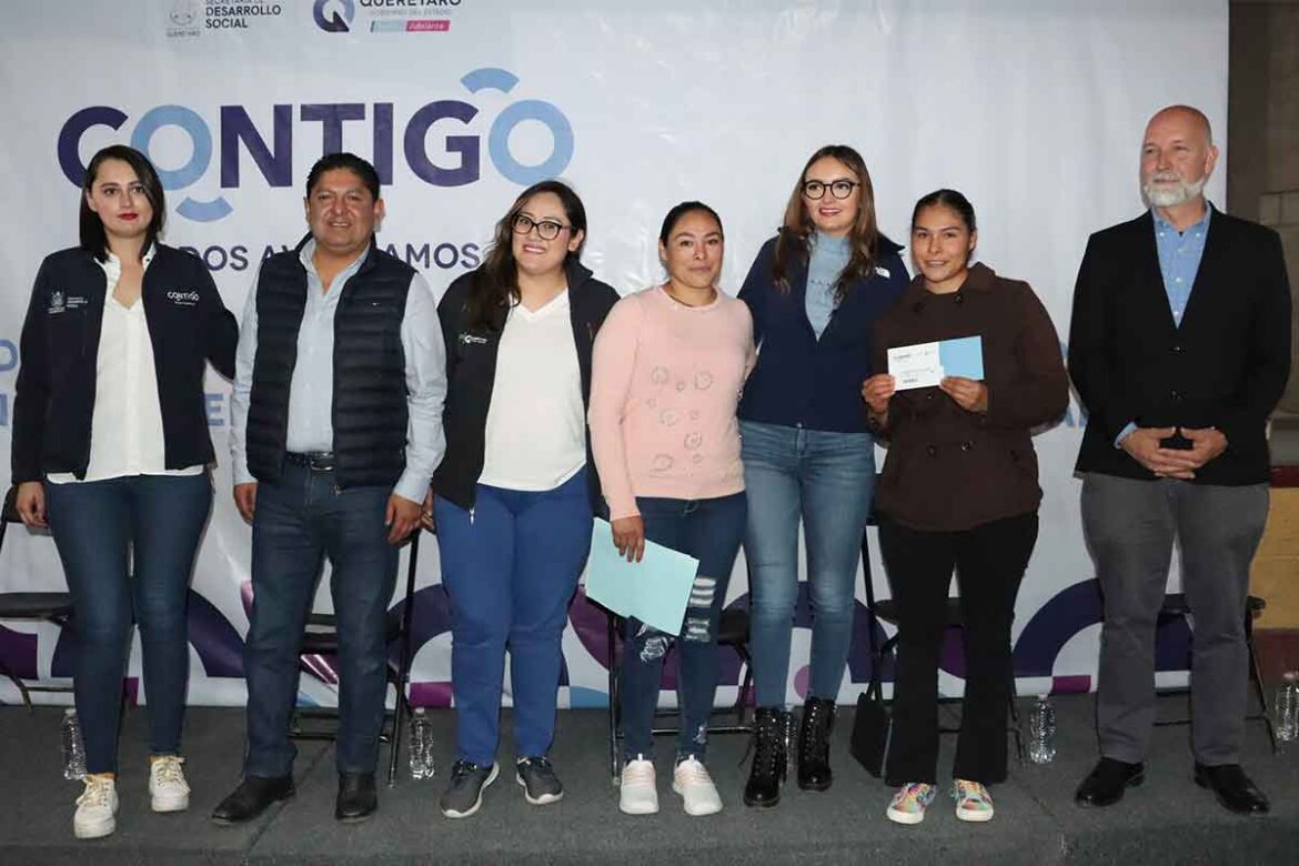 Entrega Miguel Martínez 'Tarjetas Contigo' a mujeres de Cadereyta