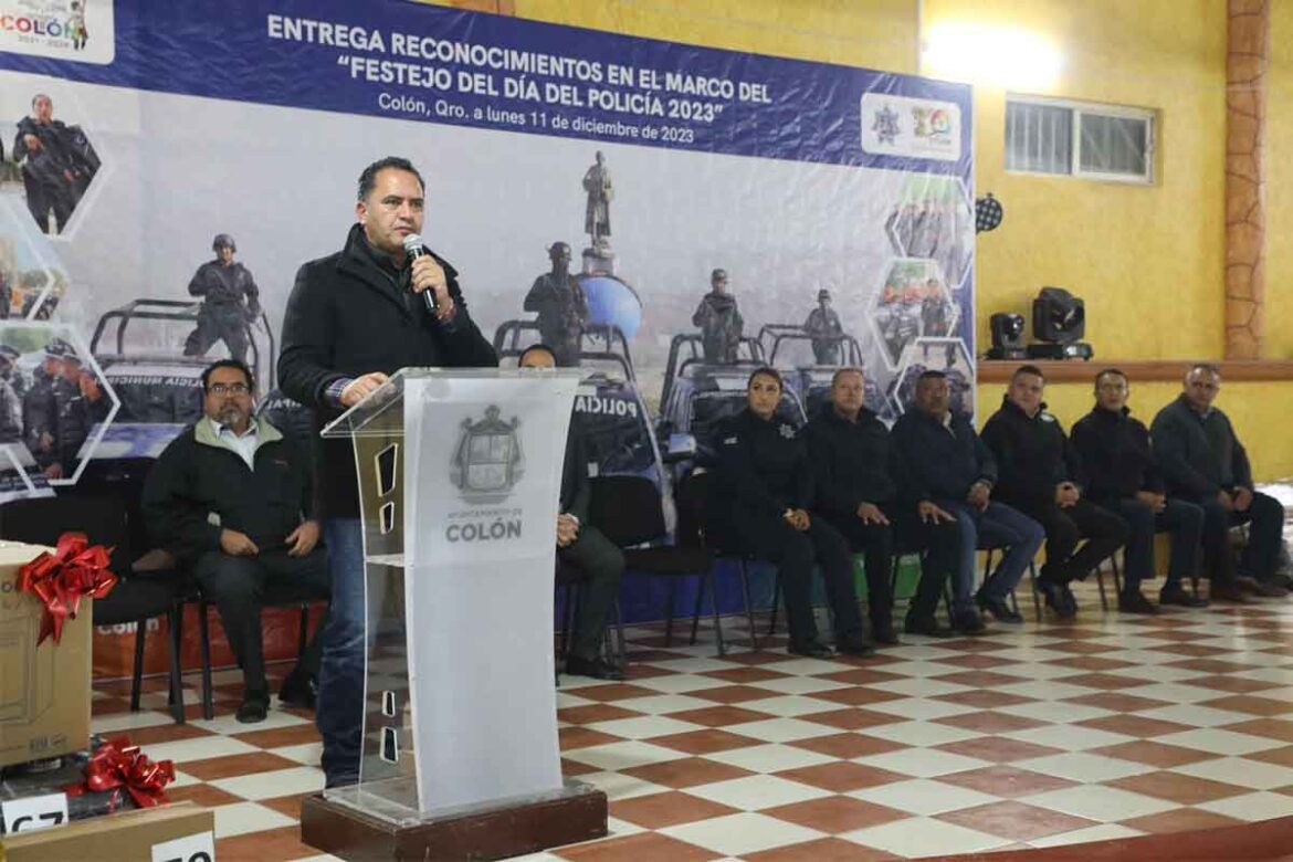Reconoce-Manuel-Montes-a-elementos-policiacos-de-Colón Reconoce Manuel Montes a elementos policiacos de Colón