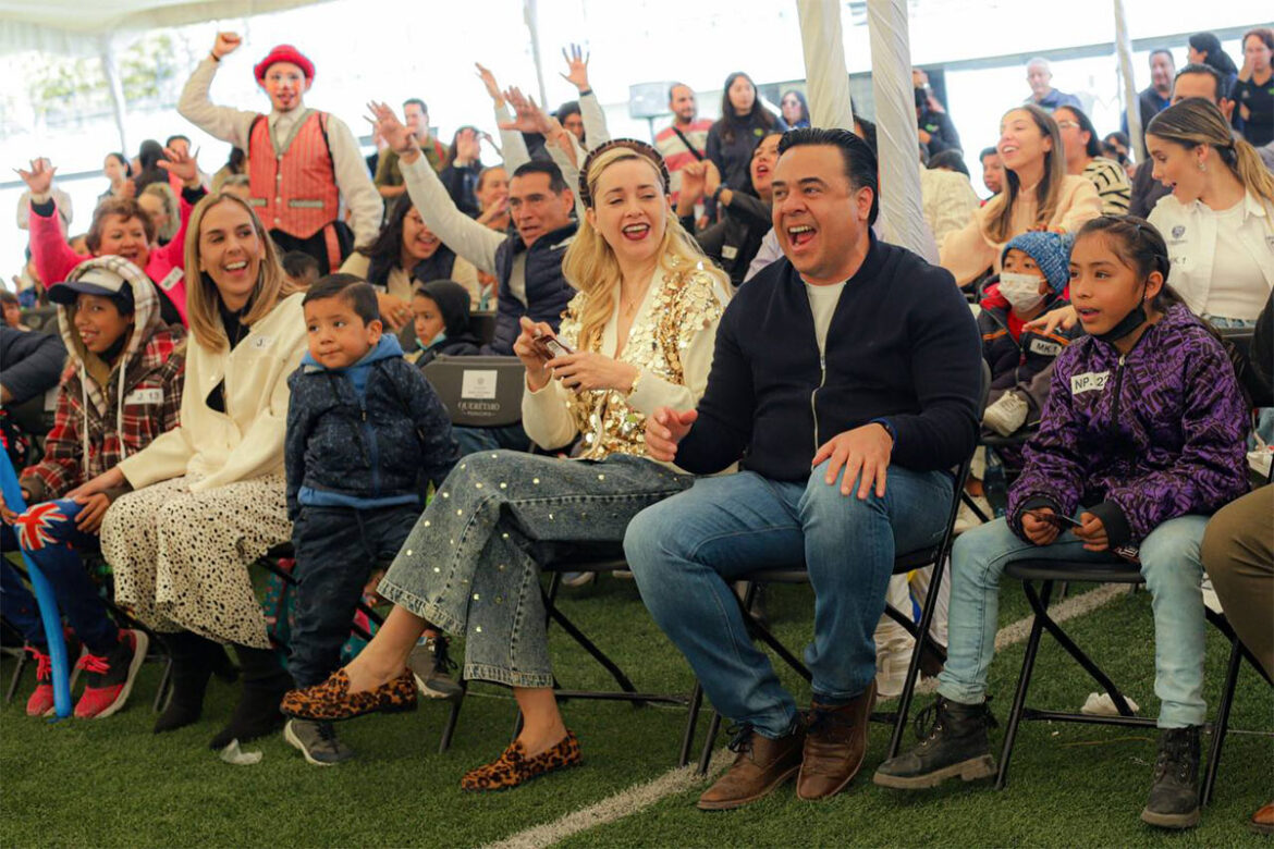 Celebran Día de Reyes con niños de los Centros de Día