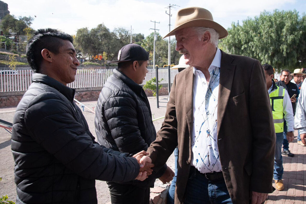 Enrique Vega encabeza arranque de obras en La Cañada