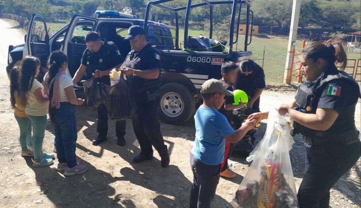ee6307ff-abfd-4c3b-b388-cd00139f9137 POES entregó dulces y juguetes a niños de Jalpan
