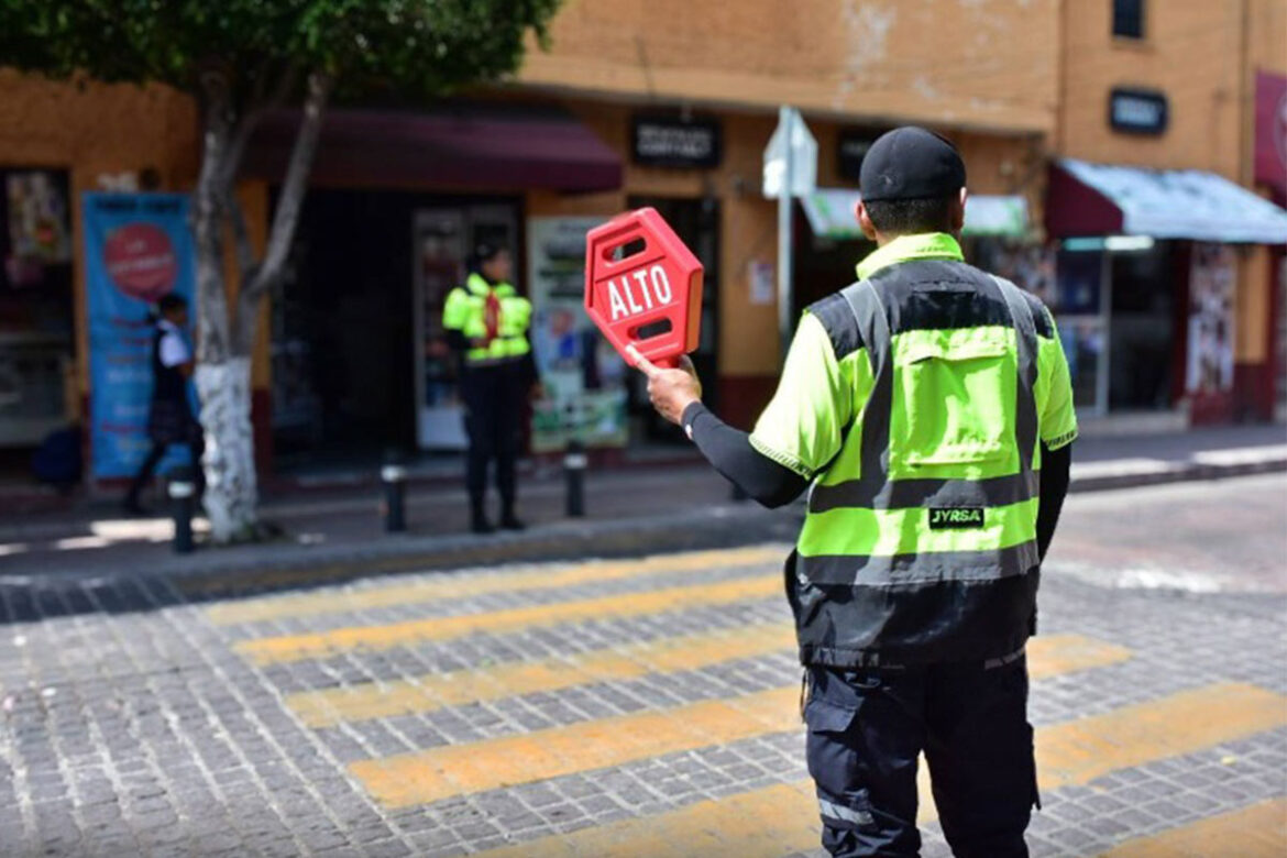 Agentes de movilidad apoyan en agilizar el tránsito en Corregidora
