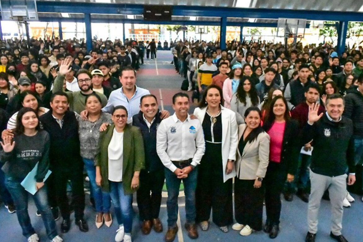 Entregan becas a universitarios en Corregidora