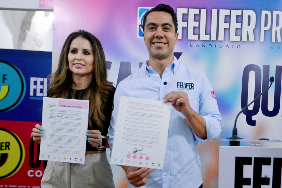 Firma Felifer Macías agenda de Bienestar Animal