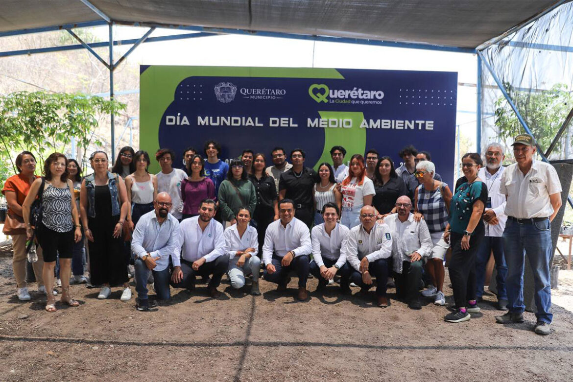 Entrega Luis Nava Sello de Biodiversidad al Vivero de Plantas Nativas