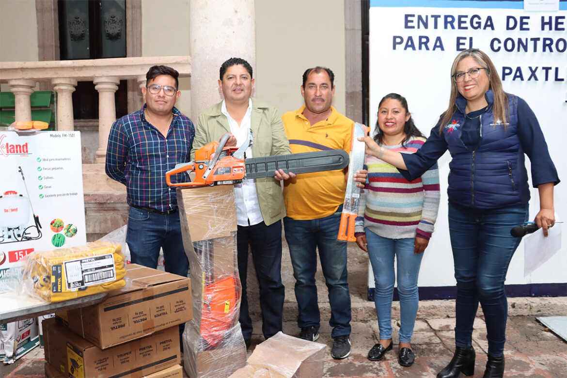 Entrega Miguel Martínez herramientas para combatir plaga