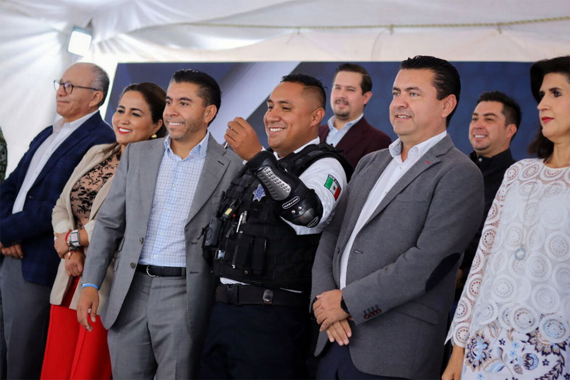 Entrega Roberto Sosa equipamiento a policías de Corregidora