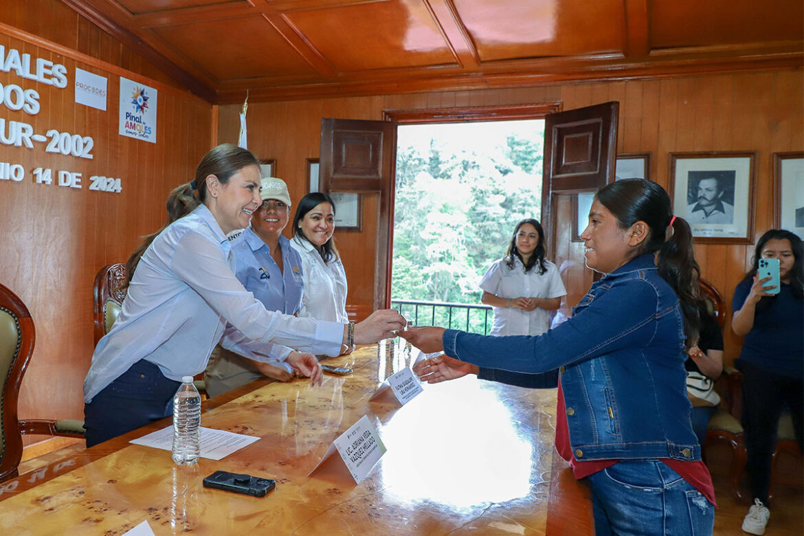 Entregan-credenciales-a-guías-de-turistas-de-la-Sierra-Gorda Entregan credenciales a guías de turistas de la Sierra Gorda