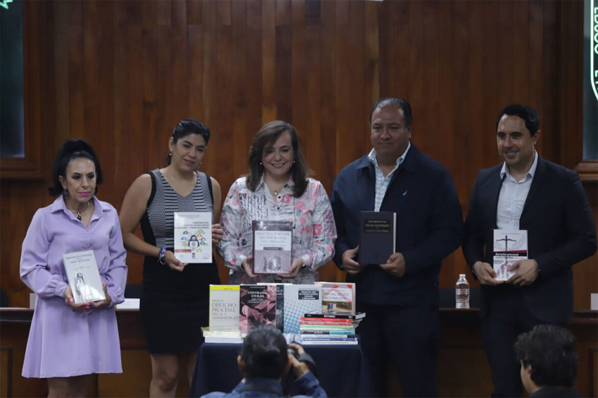 Municipio-de-Querétaro-dona-lote-de-libros-a-la-UAQ Municipio de Querétaro dona lote de libros a la UAQ