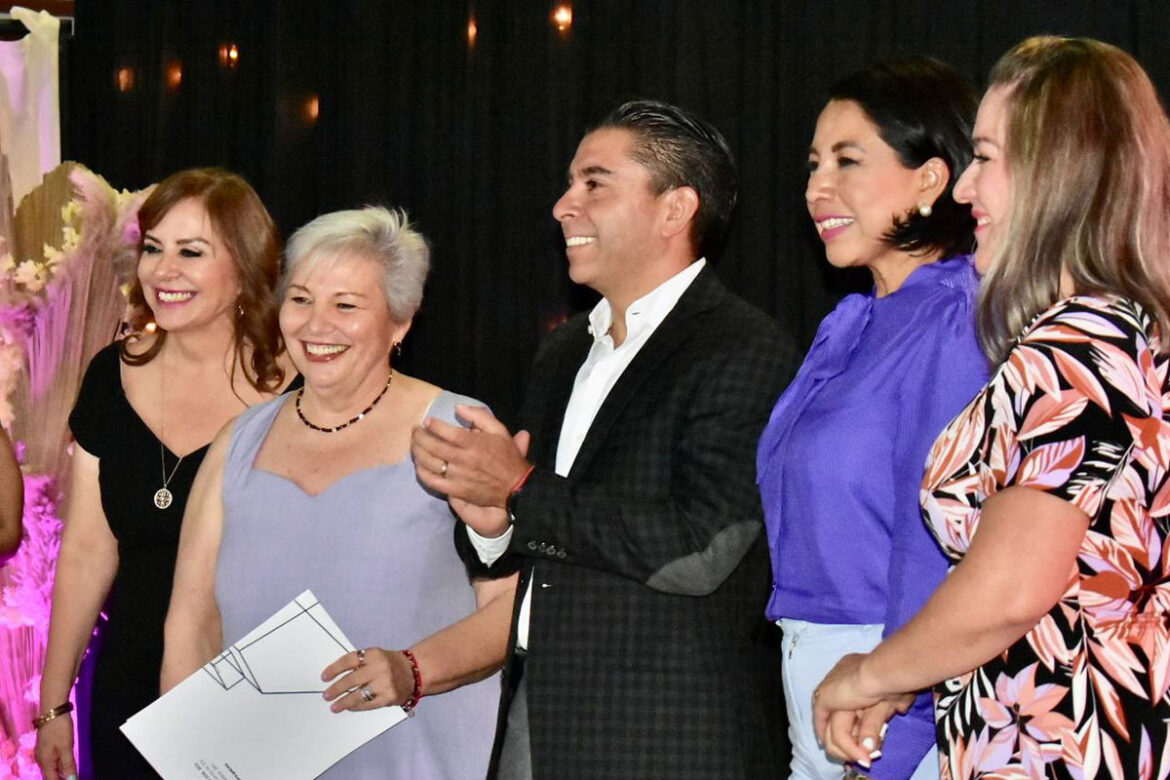 Se-gradúan-maestros-de-la-Secretaría-de-la-Mujer-de-Corregidora Se gradúan maestros de la Secretaría de la Mujer de Corregidora