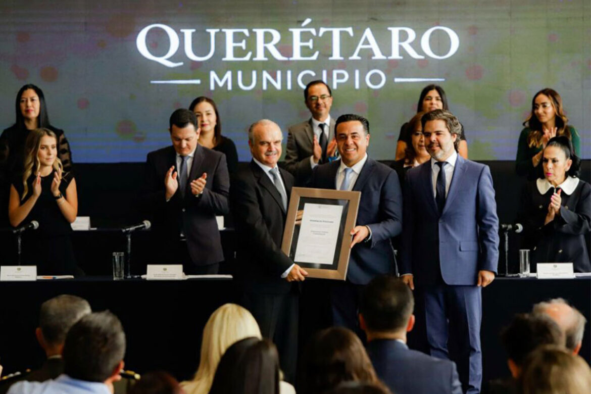 Entrega-Luis-Nava-reconocimientos-por-aniversario-de-la-capital Entrega Luis Nava reconocimientos por aniversario de la capital