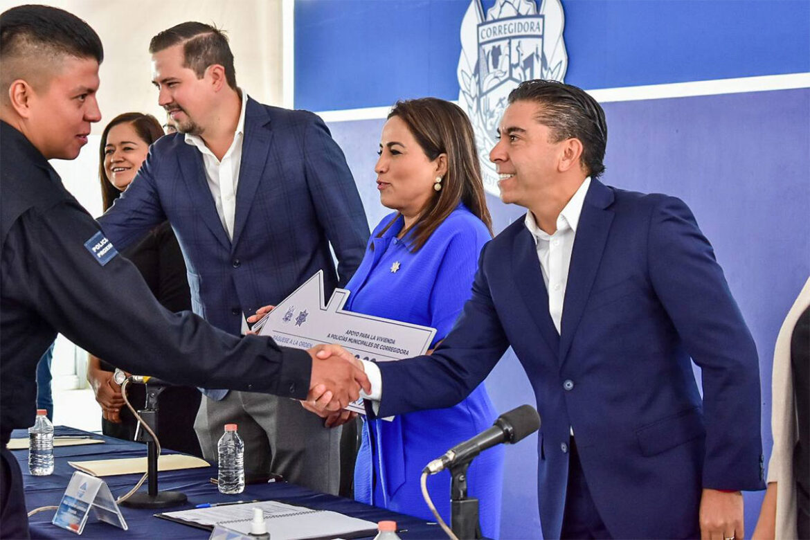 Roberto-Sosa-entrega-apoyos-a-la-vivienda-en-Corregidora