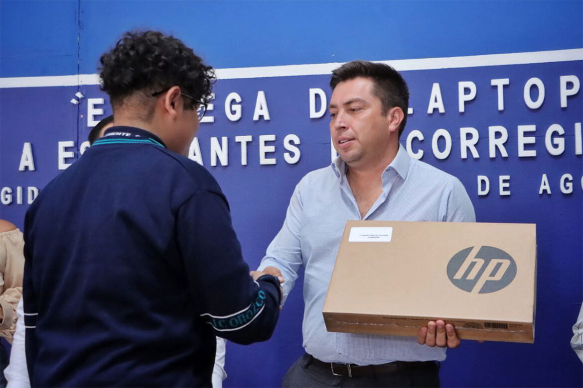 Entregan-laptops-a-estudiantes-de-Corregidora Entregan laptops a estudiantes de Corregidora