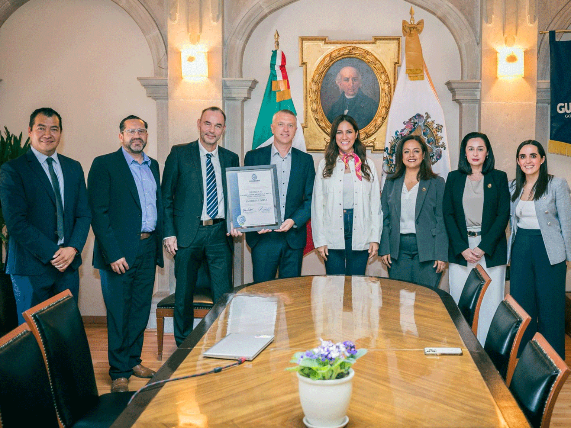 La-Gobernadora-entrega-certificado-ambiental-a-Volkswagen-de-Guanajuato La Gobernadora entrega certificado ambiental a Volkswagen de Guanajuato