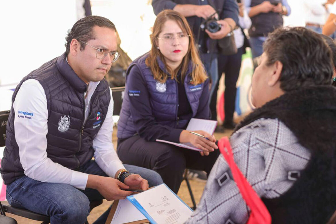 ‘Chepe’-atiende-a-ciudadanos-en-Jornada-‘Corregidora-Contigo’ Alrededor de 300 personas fueron atendidas de manera personal por el alcalde y los secretarios municipales.