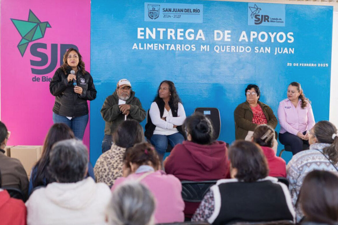 Entregan apoyos alimentarios en el Barrio de La Cruz