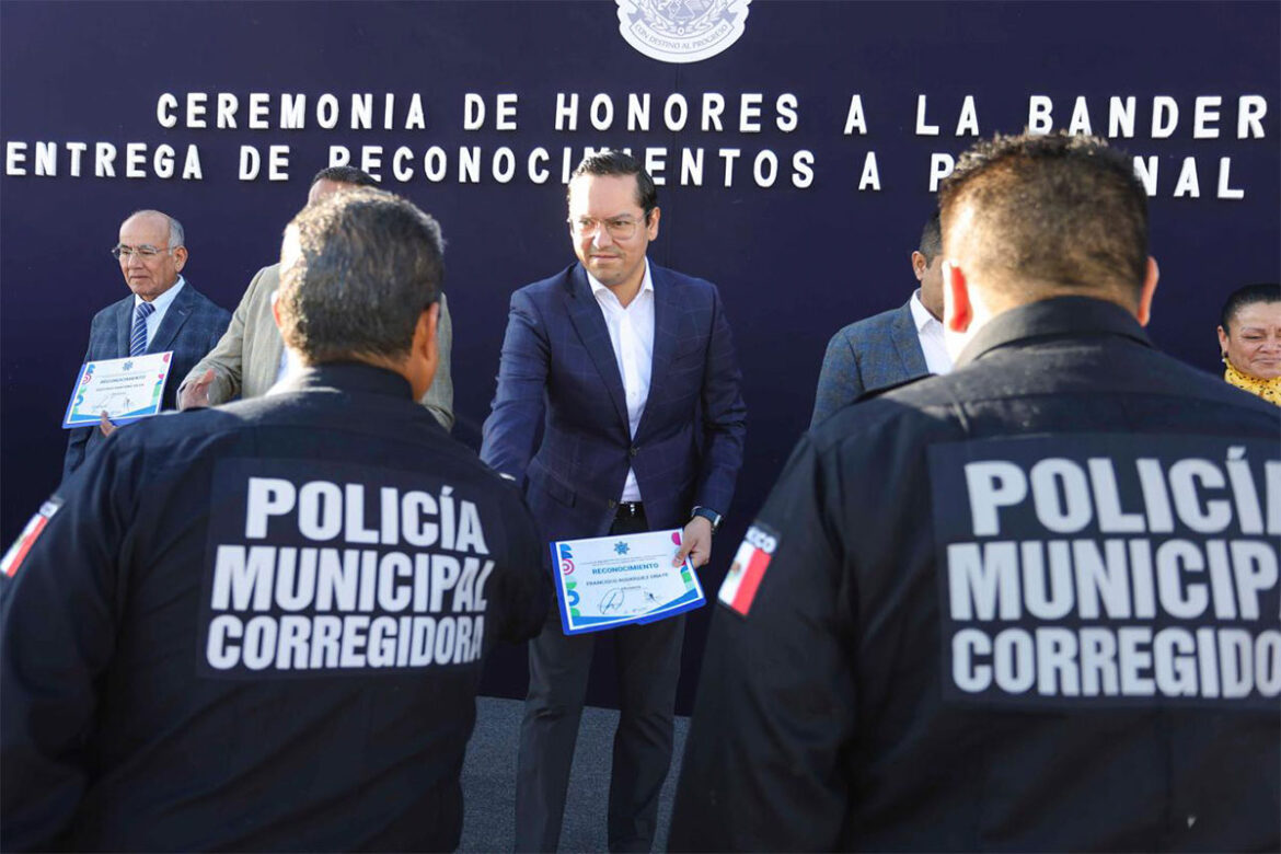 ‘Chepe’-Guerrero-reconoce-a-policías-de-Corregidora-1 'Chepe' Guerrero reconoce a policías de Corregidora