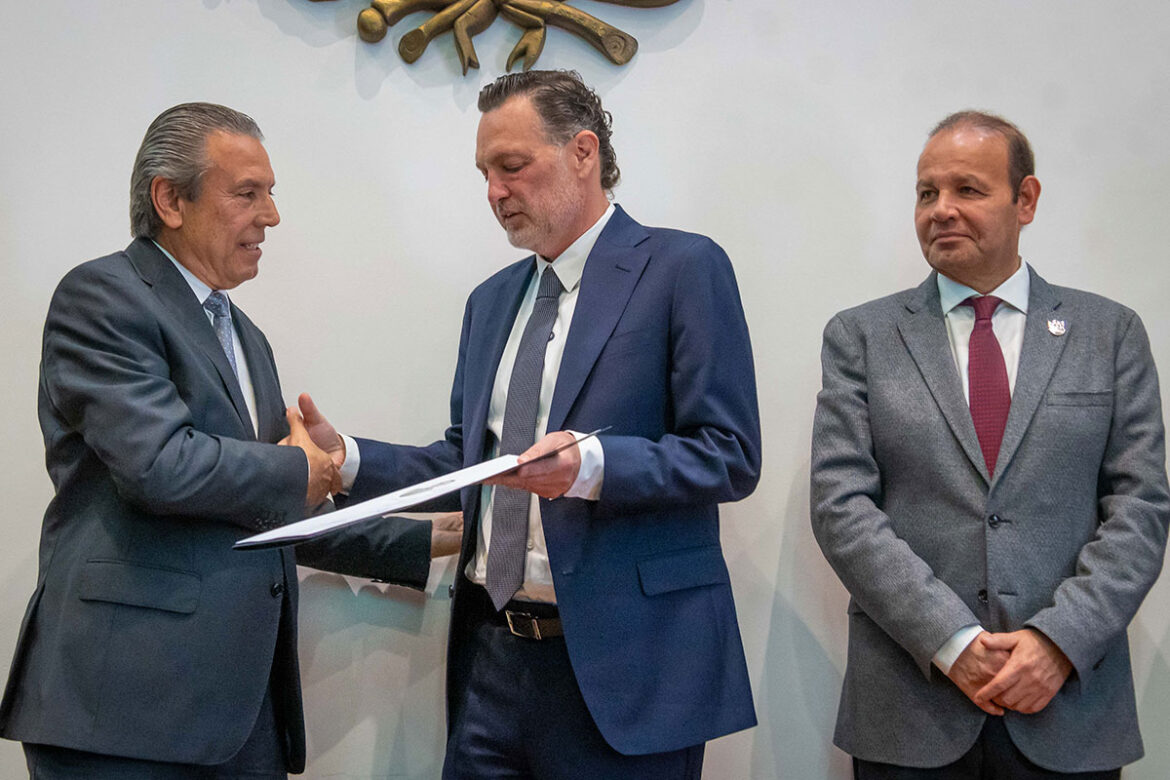 Kuri-entrega-nombramientos-a-Tasadores-Públicos Kuri entrega nombramientos a Tasadores Públicos