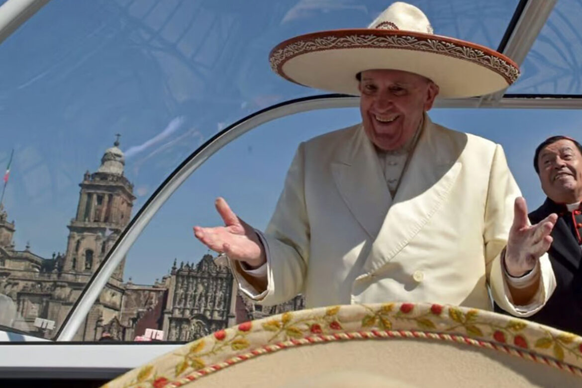 “Nos dimos cuenta de que estábamos en la misma barca, todos frágiles y desorientados”, dijo Francisco en una Plaza de San Pedro vacía durante una oración solitaria en marzo de 2020. En paralelo, subrayó que la pandemia también ponía a “todos llamados a remar juntos, todos necesitados de confortarnos mutuamente”.