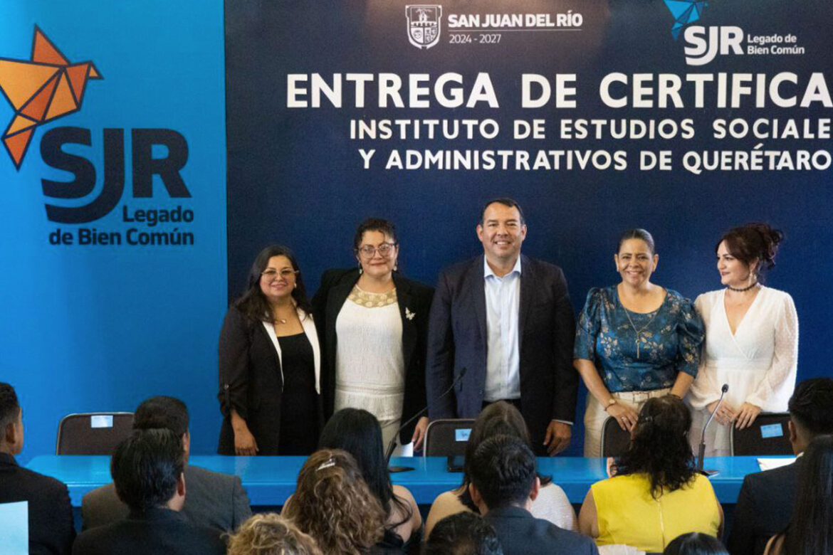 Roberto-Cabrera-entrega-de-certificados-a-estudiantes Roberto Cabrera entrega de certificados a estudiantes