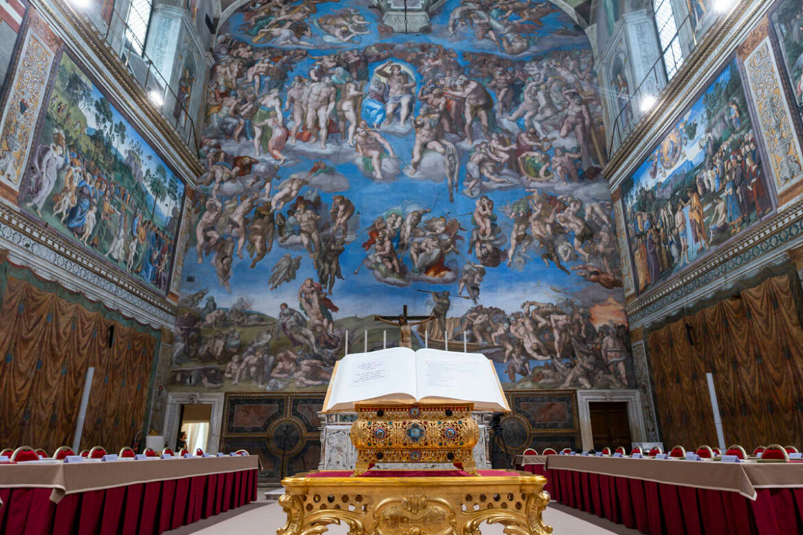 Todo preparado en la Capilla Sixtina para el cónclave