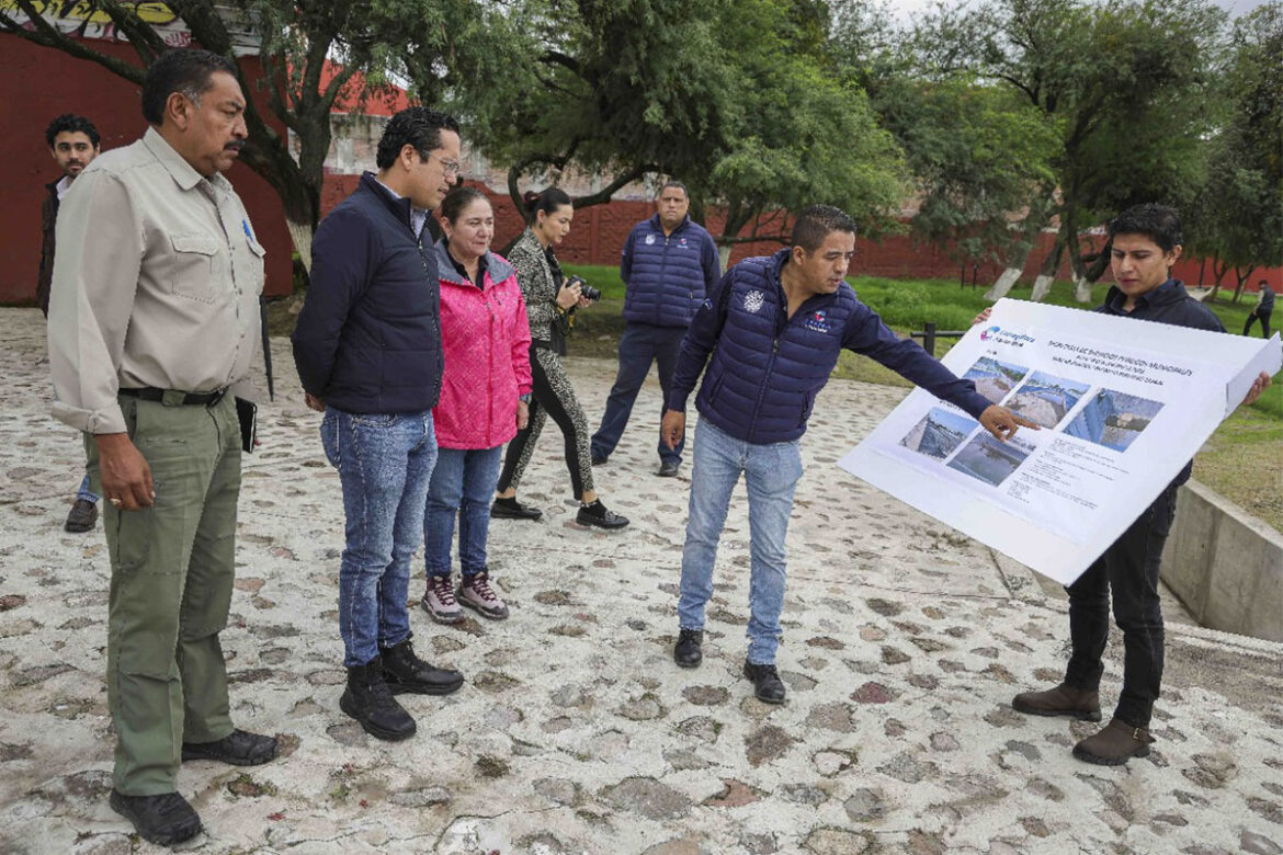 Chepe Guerrero supervisa la limpieza y mantenimiento del vaso regulador Emiliano Zapata
