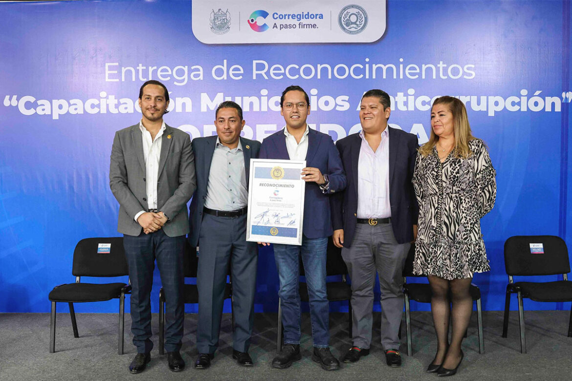 En Corregidora no toleramos los atajos, no justificamos abusos y no escondemos lo que hacemos, aquí la corrupción no tiene espacio”: Chepe. El 100% de los servidores públicos del Municipio de Corregidora concluyeron satisfactoriamente la capacitación “Municipio Anticorrupción” por parte del Sistema Anticorrupción. El alcalde de Corregidora, Chepe Guerrero, recibió el reconocimiento “Municipio Anticorrupción” por parte de la Secretaría Ejecutiva del Sistema Estatal Anticorrupción (SESEA), al haber capacitado al 100% de los servidores públicos de la demarcación en materia de ética pública, responsabilidades administrativas y prevención de la corrupción. Chepe Guerrero aseguró que este reconocimiento muestra que Corregidora va A Paso Firme por el camino correcto con un gobierno ético, transparente y cercano, por lo que agradeció a la ciudadanía por informarse, participar y estar atenta a las políticas públicas que se llevan a cabo. “Tenemos un Gobierno preparado, comprometido y consciente con su responsabilidad con la gente, aquí la transparencia no es una moda ni un discurso; es un deber. En Corregidora no toleramos los atajos, no justificamos abusos y no escondemos lo que hacemos, aquí la corrupción no tiene espacio, porque creemos en la formación, las reglas claras y en el trabajo en equipo”, recalcó. El titular de la Secretaría Ejecutiva del Sistema Estatal Anticorrupción de Querétaro (SESEA), Jorge Sánchez Martínez, reconoció el compromiso por parte del alcalde Chepe Guerrero y su equipo de trabajo por garantizar la transparencia, formación y el servicio en favor de la ciudadanía, lo que hace de Corregidora un municipio referente entre los más de 2 mil municipios del país y entre los más de 5.6 millones de servidores públicos que los conforman. “Hoy me encuentro en el municipio de las buenas noticias, en el municipio de la gente trabajadora y valiente, en el municipio de los grandes proyectos. Eso me da mucho orgullo”, señaló. Para finalizar, el secretario municipal de Control y Evaluación, Carlos Olguín, recordó que Corregidora fue el primer municipio en el estado en completar la declaración de modificación patrimonial, el primero en completar la declaración 5 de 5 y el único en presentarla de manera reiterada cada año.