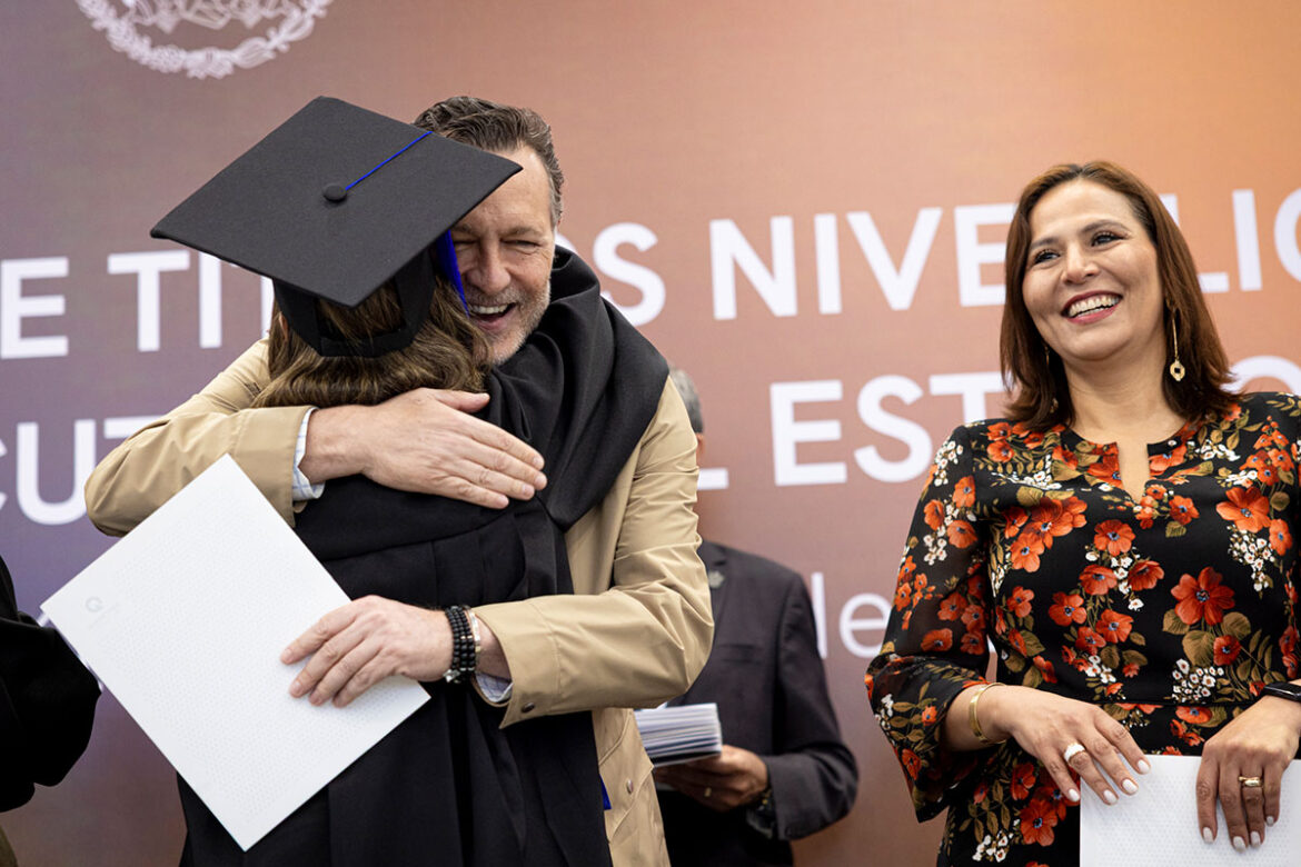 Mauricio-Luri - Realizan ceremonia de titulación de trabajadores del Poder Ejecutivo