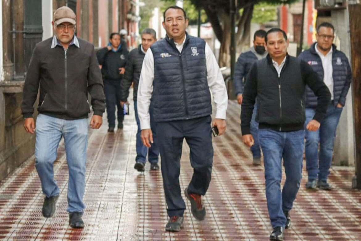 Se sumará San Juan a cierre digital Considera alcalde que hay fuerte atención en temas de seguridad Jena Guzmán Cuerpo de la nota Al anunciarse la aplicación de Cierre Digital en Queretaro, para monitorear el cierre de horarios en antros y bares, el presidente municipal de San Juan del Río, Roberto Cabrera Valencia, dijo, se estarían sumando a esta estrategia para coadyuvar en las acciones que fortalezcan la seguridad en la entidad. Aunque aún se trabaja en su creación, mencionó que estarán buscando un acercamiento con el secretario de Gobierno en el Estado, para revisar esta medida y tratar de vincularla al municipio. Hizo énfasis en que en San Juan del Río, se han reforzado operativos en estos establecimientos, a fin de verificar que cumplan con los lineamientos que marca la autoridad. Asimismo, el alcalde refirió que en las mesas de trabajo en donde participan municipios y corporaciones de seguridad de los tres niveles de gobierno, también se generan estrategias para seguir sumando en el combate al delito. "Vamos a platicar con el secretario de gobierno municipal que está en las mesas de trabajo, con el secretario de gobierno estatal, seguramente en el próximo gabinete o en próximos días, recuerden que nos alineamos, por supuesto, a la estrategia Querétaro al Grito de Paz, es muy importante que desde que el gobernador anunció medidas para tener paz y tranquilidad, que nuestros jóvenes puedan salir a la calle y sepan que están seguros, que hay que prevenir muchas cosas, y muchas es desde el actuar del gobierno, pues vamos a estar siempre dándole seguimiento a los temas". Compartió que Querétaro no es un estado aislado a que sucedan cosas, sobre todo por su colindancia con otros estados con niveles altos en inseguridad; sin embargo, continuamente se generan estrategias para que prevalezca la paz.