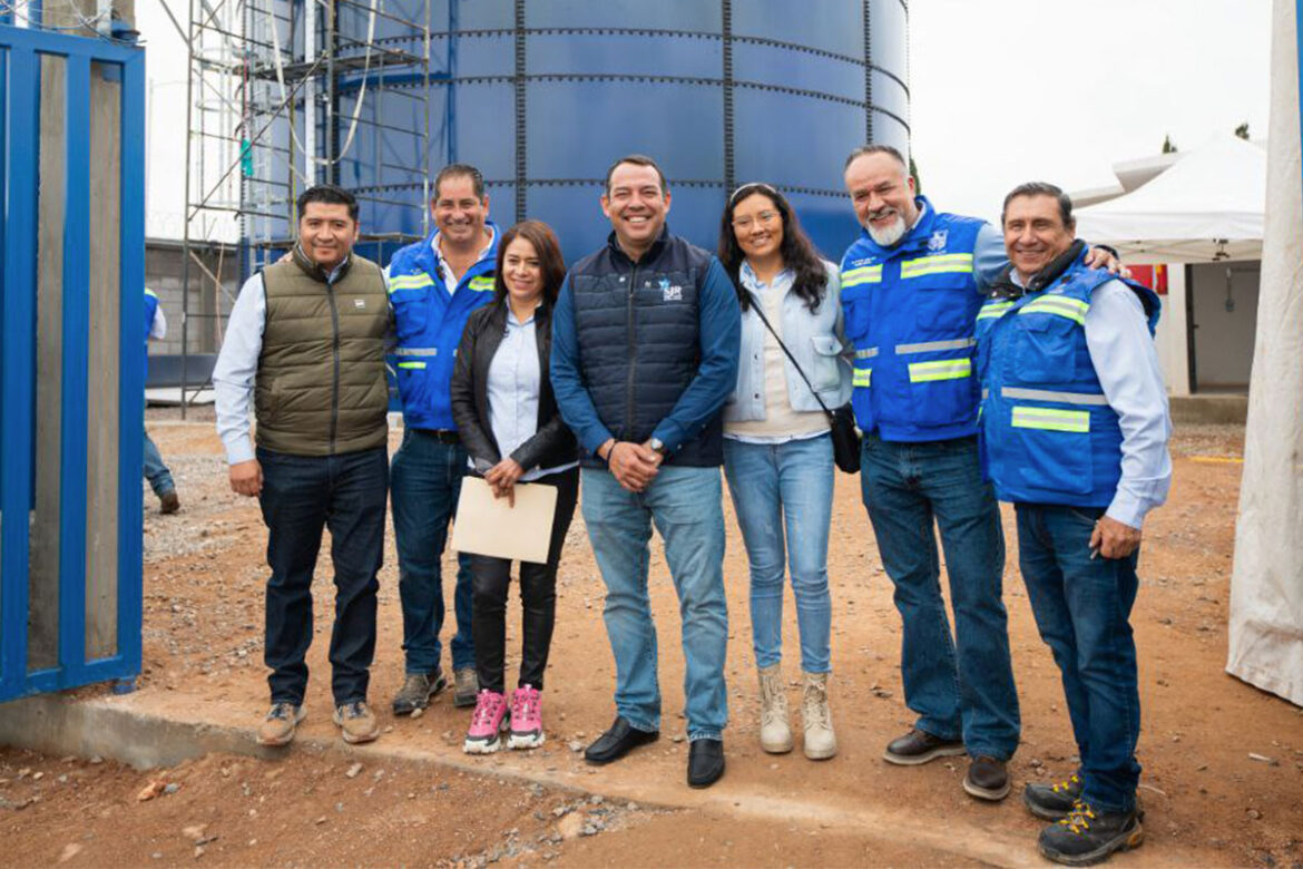 Roberto Cabrera supervisa tanque de agua