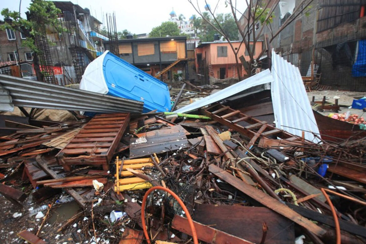Tras huracán Erick, piden a la población mantenerse en resguardo