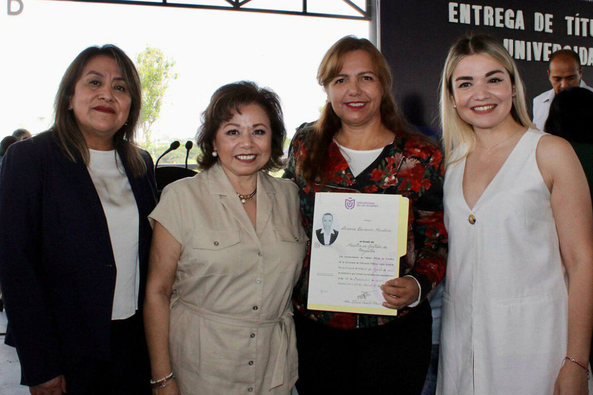 En la capital, celebran entrega de títulos en la Universidad de las Mujeres