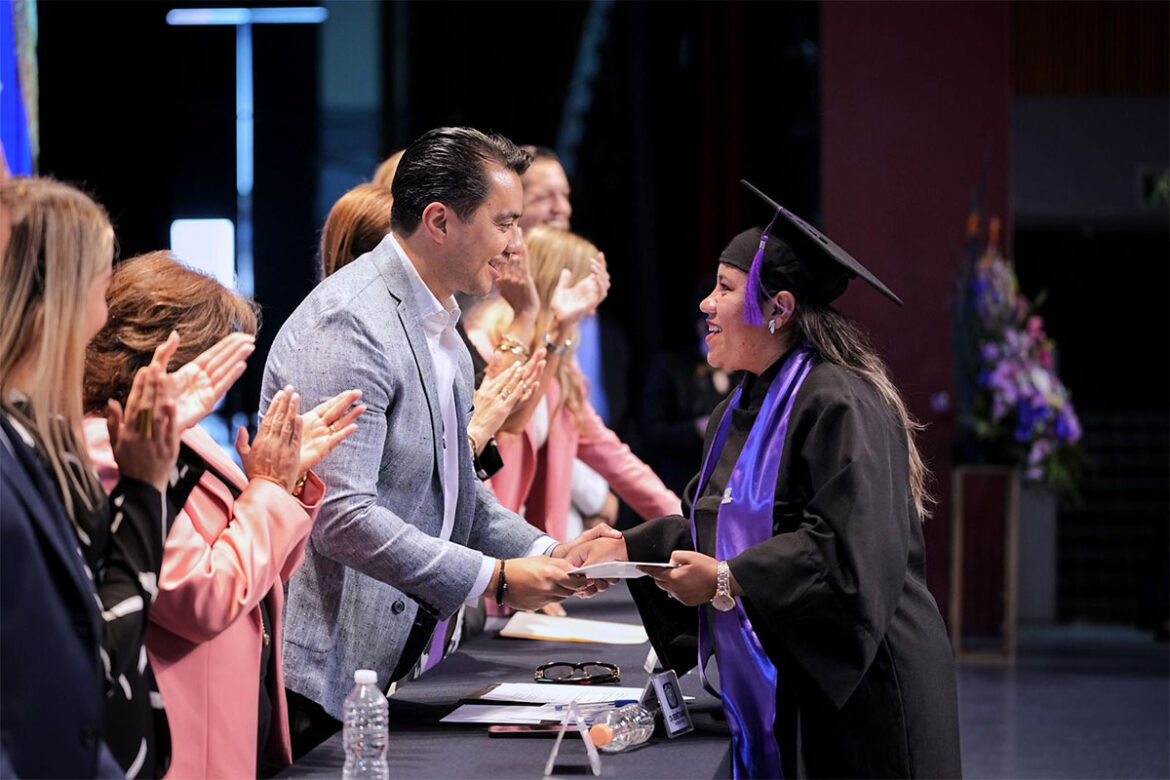 'Felifer' Macías reconoce a las graduadas de la Universidad de las Mujeres
