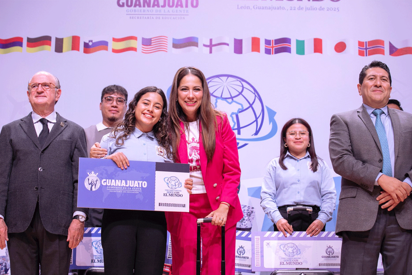 Libia-Dennise-abanderó-a-jóvenes-de-Guanajuato-rumbo-a-Hiroshima Libia Dennise abanderó a jóvenes de Guanajuato rumbo a Hiroshima