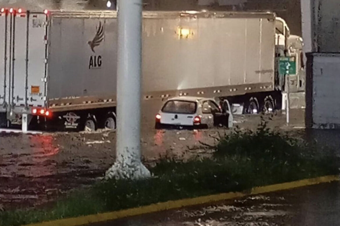 Lluvias-provocan-inundaciones-en-varios-puntos-de-la-capital-2 Lluvias provocan inundaciones en varios puntos de la capital