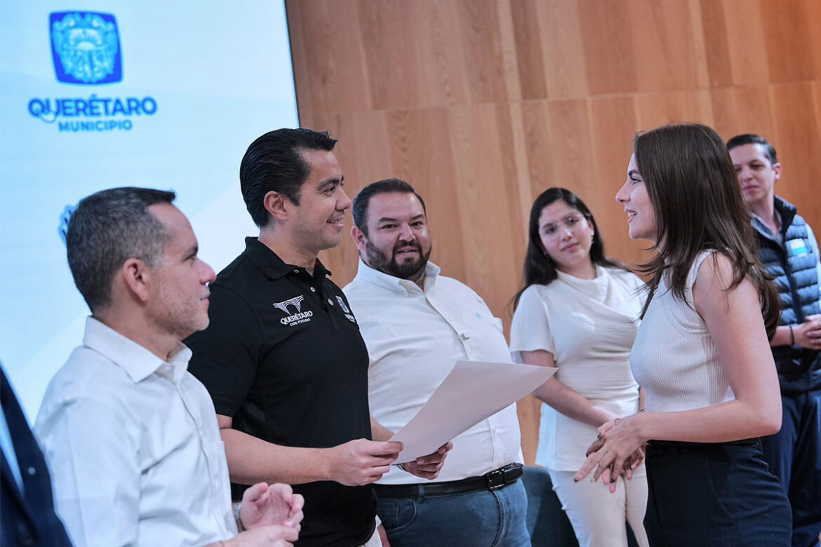‘Felifer’-Macías-entrega-la-beca-‘Vive-México’ 'Felifer' Macías entrega la beca 'Vive México'
