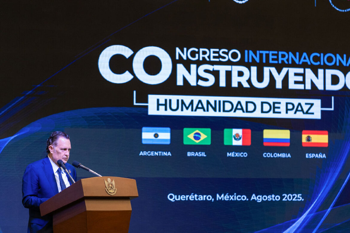 Inaugura-Mauricio-Kuri-Congreso-Internacional-Construyendo-Humanidad-de-Paz-1 Inaugura Mauricio Kuri Congreso Internacional Construyendo Humanidad de Paz La construcción de un mundo más humano y en paz, comienza con la acción y el ejemplo, destacó el gobernador, Mauricio Kuri González, al inaugurar el Congreso Internacional “Construyendo Humanidad de Paz”, el cual reúne a conferencistas de Argentina, Brasil, Colombia, España y México, -especialistas en distintas materias- que compartirán sus conocimientos y reflexiones para la prevención del delito y la solución pacífica de conflictos. Desde el Querétaro Centro de Congresos (QCC), el mandatario estatal indicó que la decisión de todas y todos de participar en este evento, que se lleva a cabo los días 14 y 15 de agosto, responde a distintas razones como potenciar la voz de la sociedad civil; asumir responsabilidad; intercambiar experiencias y buenas prácticas; y ser parte de la solución. Mencionó que el miedo es de las peores emociones que pueden experimentar los seres humanos; no obstante, se dijo convencido de que todas las personas tienen la capacidad de controlarlo y enfrentarlo en la medida en que se sientan apoyadas por los demás. “Todos esos temores que no son otra cosa más que pensamientos anticipatorios totalmente catastróficos, tenemos que trabajarlos día con día, hacer las paces con nuestras familias, hacer las paces con nuestros errores. Cuando hablo de paz, y espero que así lo vean ustedes, no es que estemos hablando de la ausencia de la guerra, vuelvo a repetirlo, hablamos de la ausencia del miedo”, apuntó. Refirió que este Congreso representa el esfuerzo institucional que realiza el Centro de Prevención Social del Delito y la Violencia en Querétaro, encabezado por Sonia Colín; centrándose en la cooperación entre la comunidad y las autoridades, para construir entornos armónicos y seguros. De igual manera, expresó que también es el testimonio que todas y todos los asistentes comparten este día, invitados y especialistas de diversos países haciendo un frente común y proactivo por la paz. Kuri González deseó el mayor de los éxitos a las y los conferencistas que participan en los dos días del evento. Asimismo, invitó a todas las personas a actuar con determinación, compromiso y motivación para seguir haciendo mejores lugares para vivir. “Busquemos la paz desde lo interno para poderlo sacar hacia nuestras familias, hacia nuestro vecindario, hacia nuestra comunidad, hacia nuestra ciudad, hacia nuestro estado y por supuesto a nuestro México que necesita mucha paz. Menos gritos, menos disidencias y más coincidencias”, puntualizó. La directora general del Centro de Prevención Social del Delito y la Violencia en el Estado de Querétaro, Sonia Angélica Colín Aboytes, dio la bienvenida a panelistas e invitados, y resaltó que en el Congreso se compartirán experiencias exitosas para construir mejores personas y familias, pero sobre todo, para hacer de México y el mundo, un mejor lugar para vivir. “Diferentes idiomas, diferentes costumbres, diferentes formas de convivir, diferentes monedas, diferentes ideologías religiosas. Pero cuando la humanidad se encuentra en una situación de riesgo, ¿qué nos une? No nos une un equipo de fútbol, tampoco un idioma. Menos una ideología política. Lo que nos une es la solidaridad, una sonrisa, la esperanza. Eso nos define como seres humanos”, subrayó. Además de los conferencistas internacionales, el congreso cuenta con la participación de invitados nacionales provenientes de Aguascalientes, Baja California, Chiapas, Chihuahua, Ciudad de México, Coahuila, Colima, Durango, Estado de México, Guanajuato, Jalisco, Michoacán, Quintana Roo, Puebla, Sinaloa, Sonora, Tabasco, Tamaulipas y Zacatecas. En este Congreso se darán a conocer estrategias, programas y proyectos aplicados en los niveles de intervención primaria, secundaria y terciaria, con temáticas en justicia cívica, atención a la juventud en riesgo, prevención de la violencia contra la mujer; así como solución pacífica de conflictos comunitarios y modelos de intervención de policía de proximidad, entre otros.