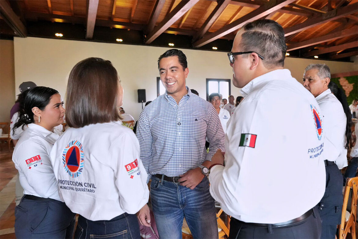 'Felifer' Macías reconoce labor del personal de Protección Civil