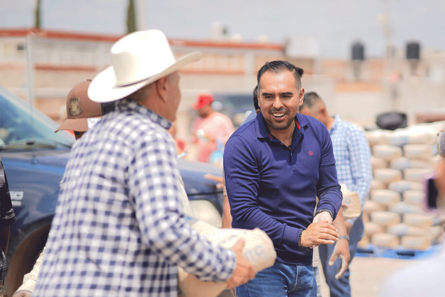 Rubén-Urías-encabezó-la-entrega-de-53-toneladas-de-cemento-a-cinco-comunidades-rurales Rubén Urías encabezó la entrega de 53 toneladas de cemento a cinco comunidades rurales
