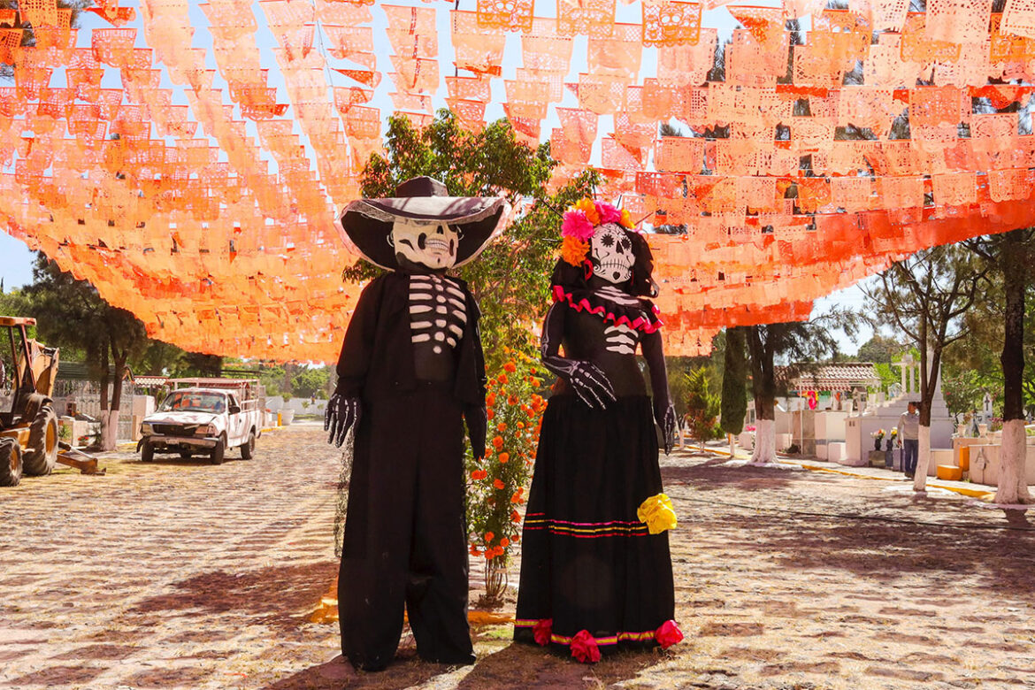 Panteones-de-Corregidora,-listos-para-el-Día-de-Muertos-2