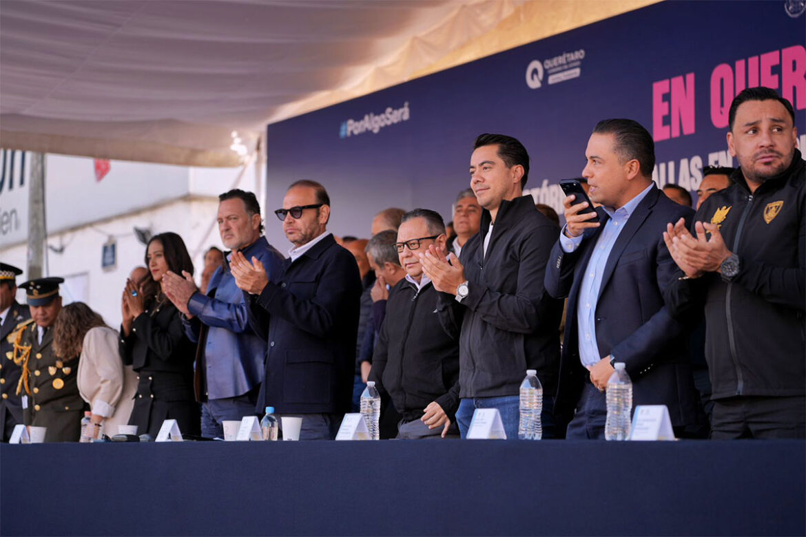 Felifer Macías acude a Desfile Cívico Deportivo