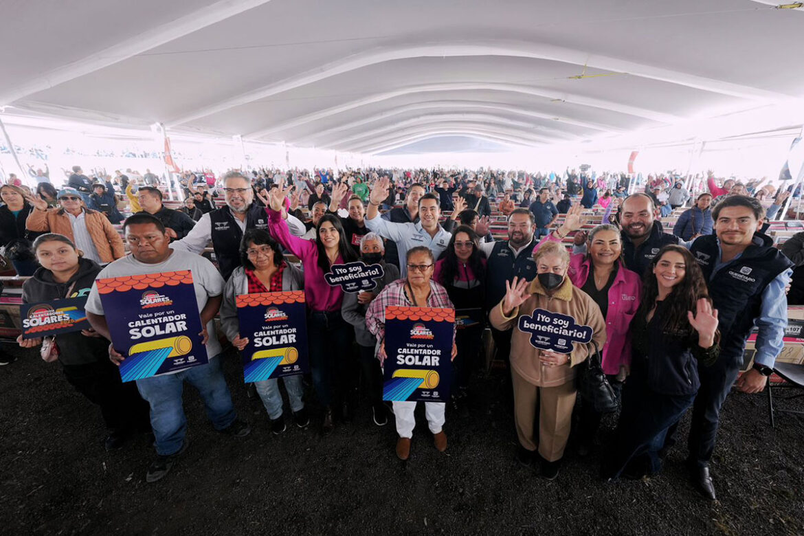 'Felifer' Macías entrega calentadores solares del programa 'Tu Vivienda en Acción'