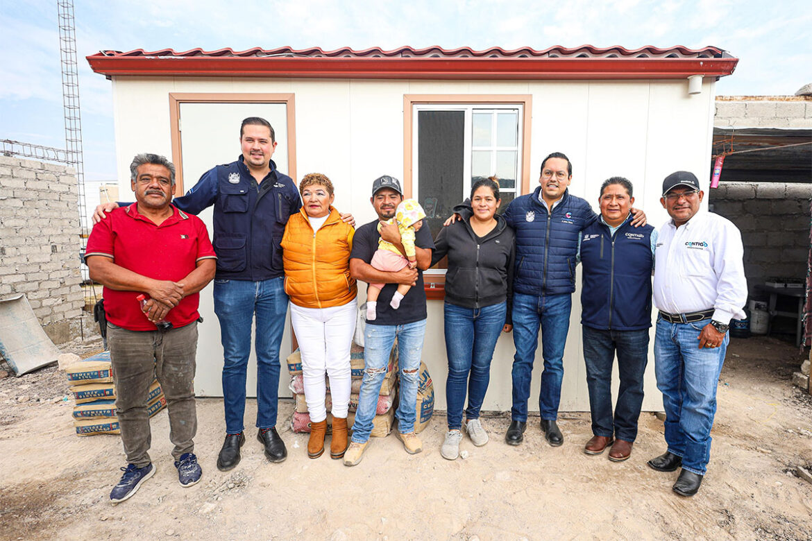 Chepe Guerrero y Luis Nava visitan a familias beneficiadas del programa “cuarto prefabricado” en Corregidora • Autoridades municipales y estatales recorrieron las comunidades de El Calichar y Lourdes para constatar los beneficios del Programa “Cuarto Prefabricado”. • Los cuartos prefabricados representan una solución para reducir el hacinamiento y brindar espacios seguros a las familias. El presidente municipal de Corregidora, Chepe Guerrero, junto con el secretario de Desarrollo Social en el Estado, Luis Bernardo Nava Guerrero, realizaron una visita a familias beneficiarias del programa “Cuarto Prefabricado”, con el objetivo de constatar los beneficios directos de este apoyo y refrendar el compromiso de seguir trabajando por una vivienda digna. La gira inició en la comunidad de El Calichar, donde visitaron a Karla Estefani, y posteriormente en la comunidad de Lourdes, con la beneficiaria Alma Delia, quienes forman parte de las familias que recibieron este apoyo destinado a mejorar sus condiciones de habitabilidad. “Me da mucho gusto recibir a nuestro secretario de Desarrollo Social del Estado, Luis Nava, mi amigo, quien viene de parte del gobernador para hacer la entrega de este cuarto, lo cual nos da muchísimo gusto aquí en Corregidora. Esto demuestra cómo el gobernador se preocupa y sigue trabajando para que los apoyos lleguen a donde más se necesitan”, destacó Chepe Guerrero. Durante el recorrido, las autoridades destacaron que el programa, impulsado por la Secretaría de Desarrollo Social del Estado de Querétaro (SEDESOQ), está enfocado en familias del municipio de Corregidora que viven en condiciones de hacinamiento o que no cuentan con techo de losa ni muros de material sólido, lo que representa un riesgo para su seguridad. Chepe Guerrero subrayó que estas visitas permiten el diálogo con la ciudadanía, conocer de primera mano sus necesidades y refrendar el respaldo de la administración municipal de Corregidora, trabajando de manera coordinada con el Gobierno del Estado para llevar soluciones concretas a quienes más lo necesitan. Por su parte, el secretario Luis Bernardo Nava Guerrero reiteró que el Cuarto Prefabricado representa una alternativa inmediata y efectiva para mejorar la calidad de vida de las familias, brindándoles un espacio seguro y funcional que impacta de manera positiva en su desarrollo y en el de sus hijas e hijos.