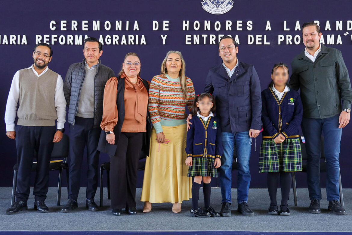 'Chepe' Guerrero entrega lentes a niños de Corregidora