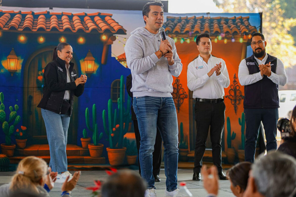 Felifer Macías asiste a la Posada de Adultos Mayores