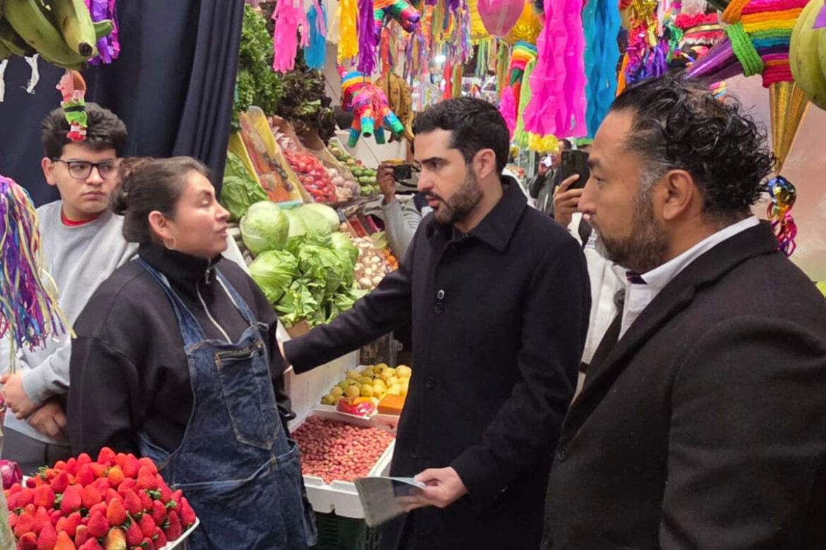 Agustín Dorantes recorre el mercado de La Cruz
