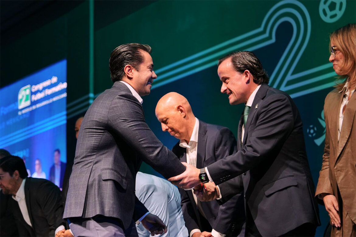 Asiste Felifer Macías a Congreso de Futbol Formativo